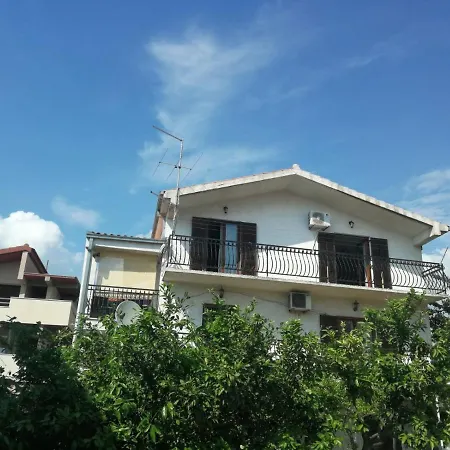 With A Parking Space - 15410 Apartment Split